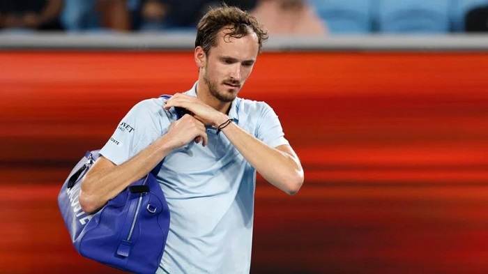 Медведев в очередной раз со скандалом вылетел из Australian Open
